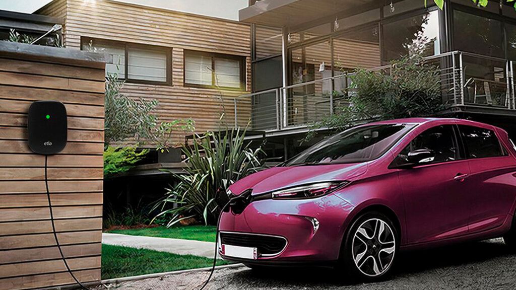 Cargador para autos eléctricos de Etia instalado en un hogar