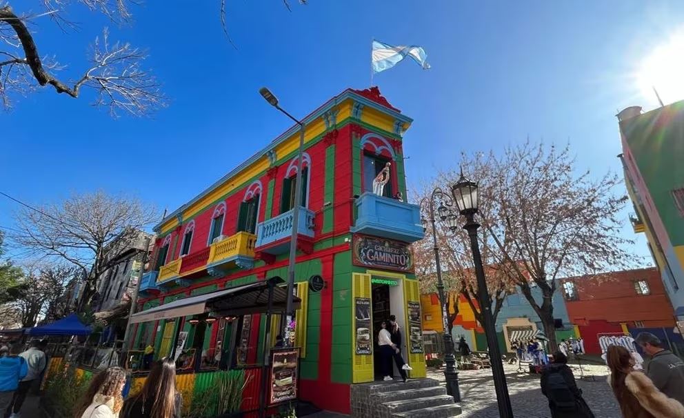Estatua realista de Messi en Caminito, en el barrio de La Boca