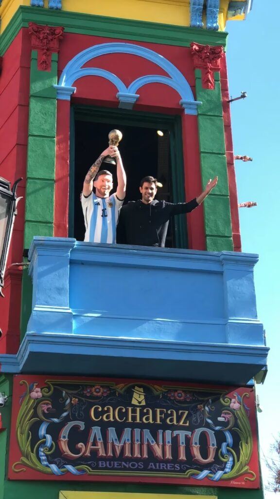 Estatua de Messi impresa en 3D a tamaño real con la Copa del Mundo