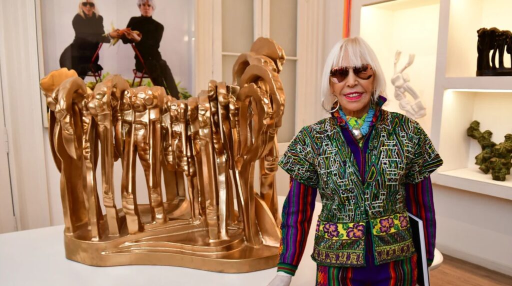Marta Minujín junto a «Catedral del pensamiento vacío», obra replicada con impresión 3D